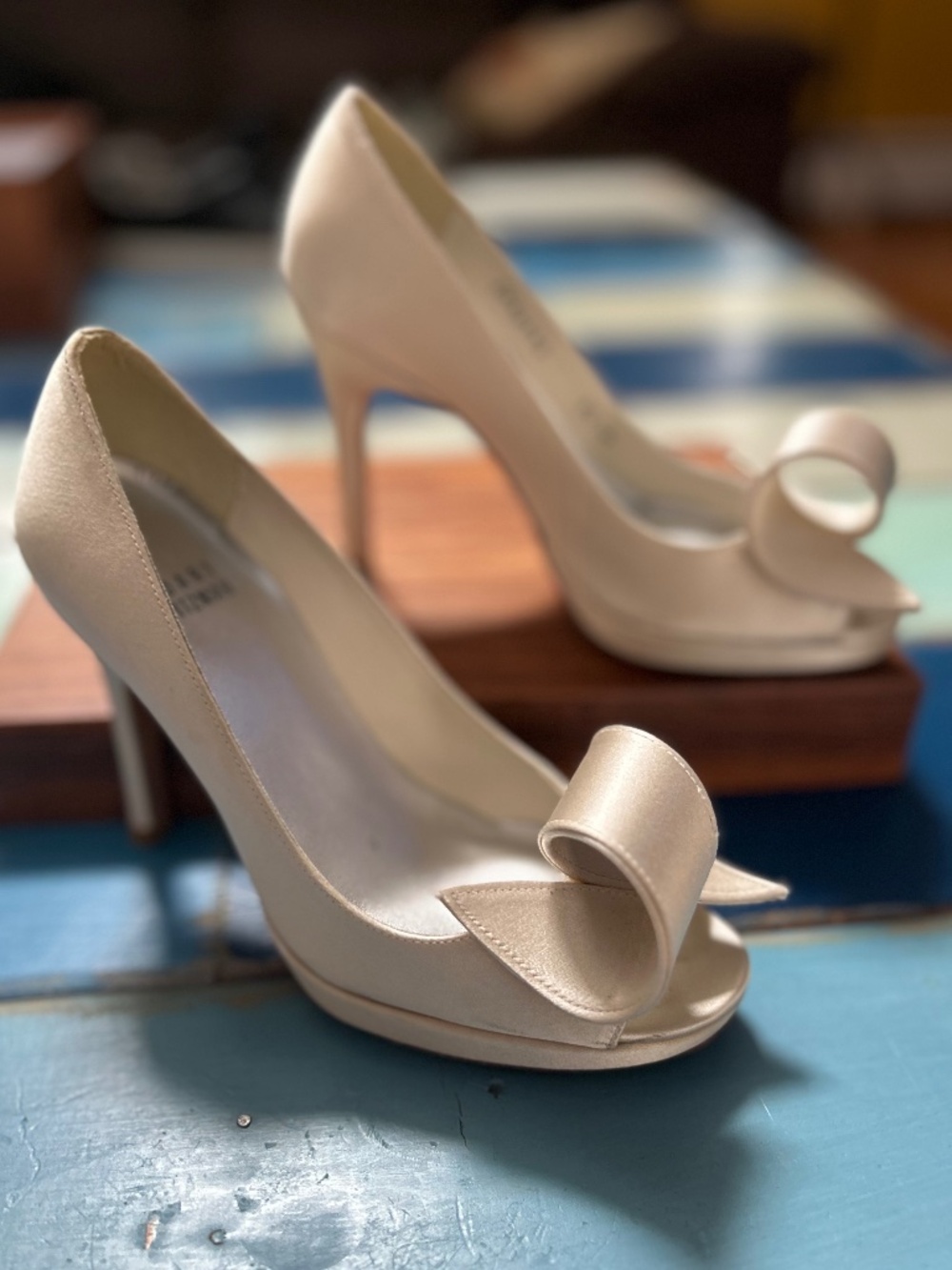 Stuart Weitzman Ivory Satin Bow Peep Toe Pumps Heels Women's Size 4.5